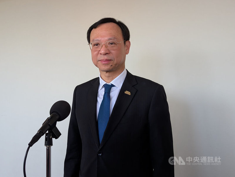 國內長照給付對象以具本國籍民眾為主，但「外國專業人才延攬及僱用法」又納部分外籍人士，遭新住民批差別待遇。衛福部長石崇良18日在立法院接受媒體採訪說明，長照服務給支付主要是透過長照基金提供財源，其來源是以指定稅收為主，因此對象上，會考慮財務有限性與權力義務對等性，以具有本國籍民眾為優先。中央社記者曾以寧攝　115年3月18日