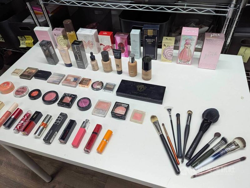 環團攜手化粧品公司進行「台灣彩粧浪費大調查」，18日發布調查結果，統計顯示台灣彩妝使用者平均擁有58件彩粧品，其中17件、約3成幾乎沒用過。中央社記者張雄風攝　115年3月18日