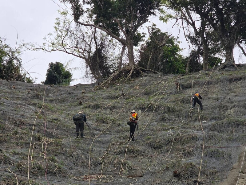 台23線（東富公路）23公里至42公里間，有2處邊坡工程陸續施工，從19日起將實施交通管制，用路人可改行駛替代道路台30線玉長公路。（公路局提供）中央社記者盧太城傳真　115年3月18日