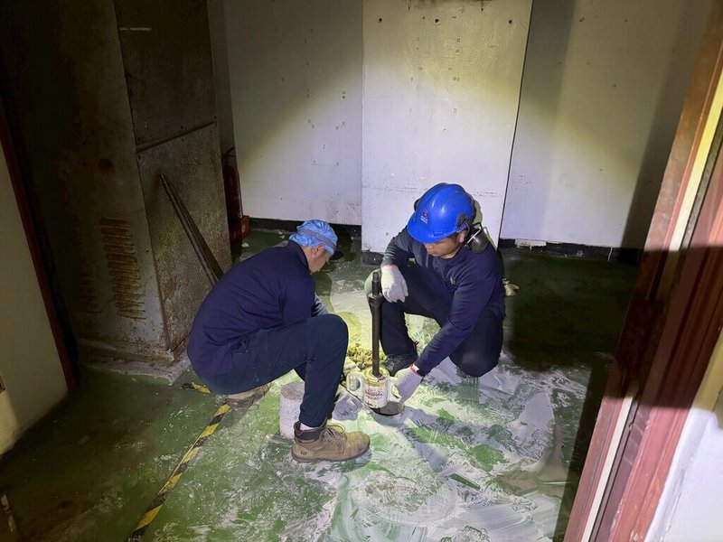 新竹市環保局將於3月27日舉辦土污法說明會，邀專家解析法規與案例，盼協助公告事業建立正確自主管理及污染預防觀念。圖為竹市環保局人員查證事業土壤情形。（新竹市環保局提供）中央社記者魯鋼駿傳真  115年3月18日