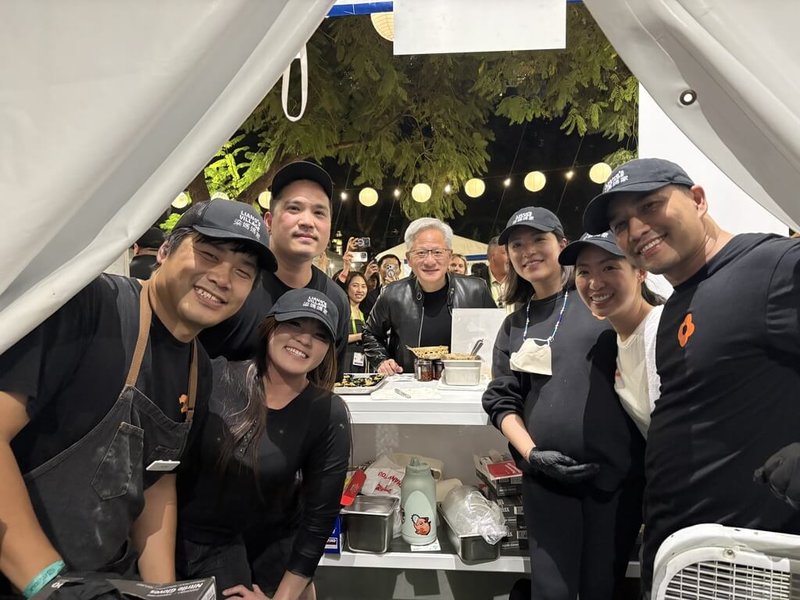 輝達執行長黃仁勳17日逛GTC夜市，在台灣小吃店與老闆和員工合影留念。（Jodie提供）中央社記者張欣瑜聖荷西傳真　115年3月18日