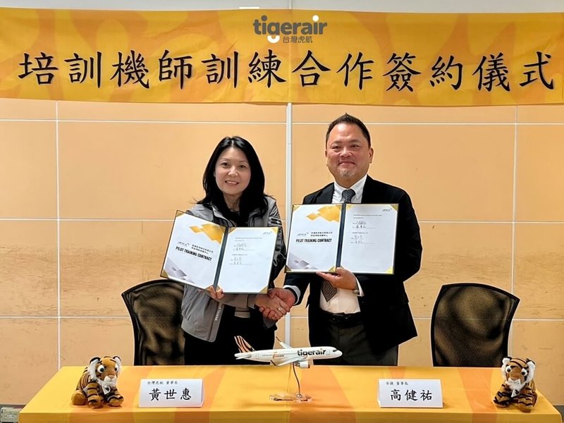 台灣虎航董事長黃世惠（左）與安捷航空董事長高健祐（右）18日共同簽署培訓機師訓練合約，4度攜手安捷航空共同培訓機師。（台灣虎航提供）中央社記者余曉涵傳真　115年3月18日