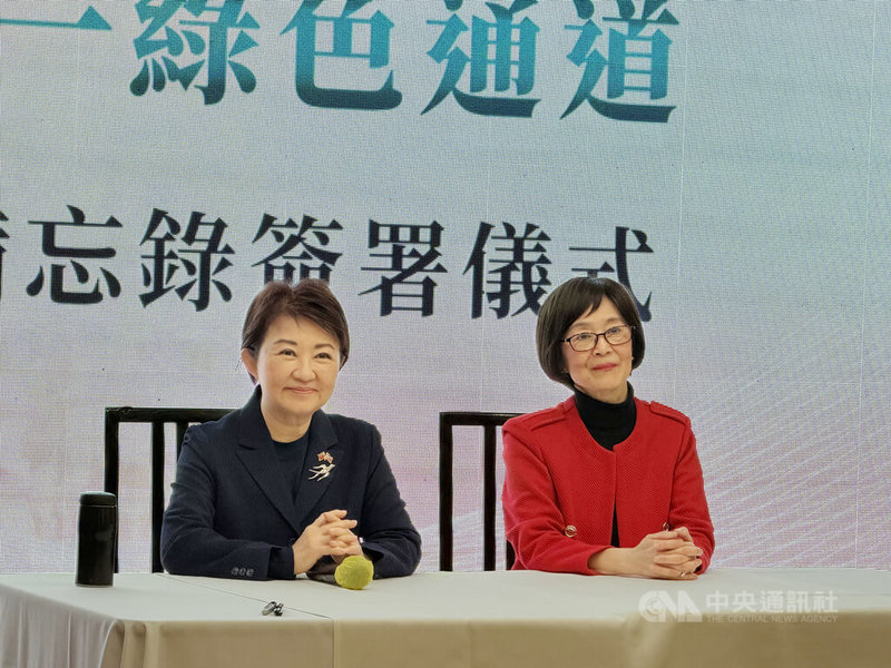 台中市長盧秀燕（左）17日在鄰近華府的馬里蘭州一家餐廳與北美洲台灣商會聯合總會會長白越珠（右）簽署「三合一綠色通道」合作備忘錄。中央社記者侯姿瑩馬里蘭州攝　115年3月18日