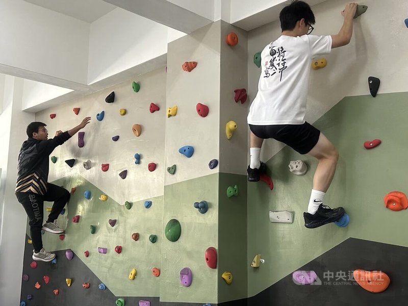 台中二中活化校內教室闢建樂活空間打造「身心充電站」，並設有攀岩牆，讓學生於下課時間前往運動。中央社記者趙麗妍攝　115年3月18日