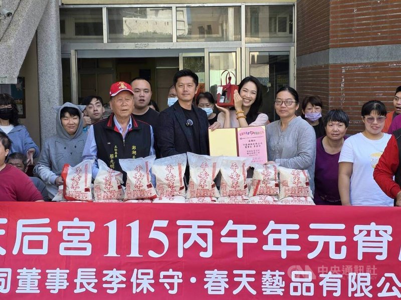 澎湖旅外經營事業有成的李保守、李郭秀春夫婦今年元宵節敬獻給澎湖天后宮的1萬2000斤大米包龜，18日分別轉贈給澎湖老人之家等弱勢團體，以行動回饋故鄉。中央社  115年3月18日