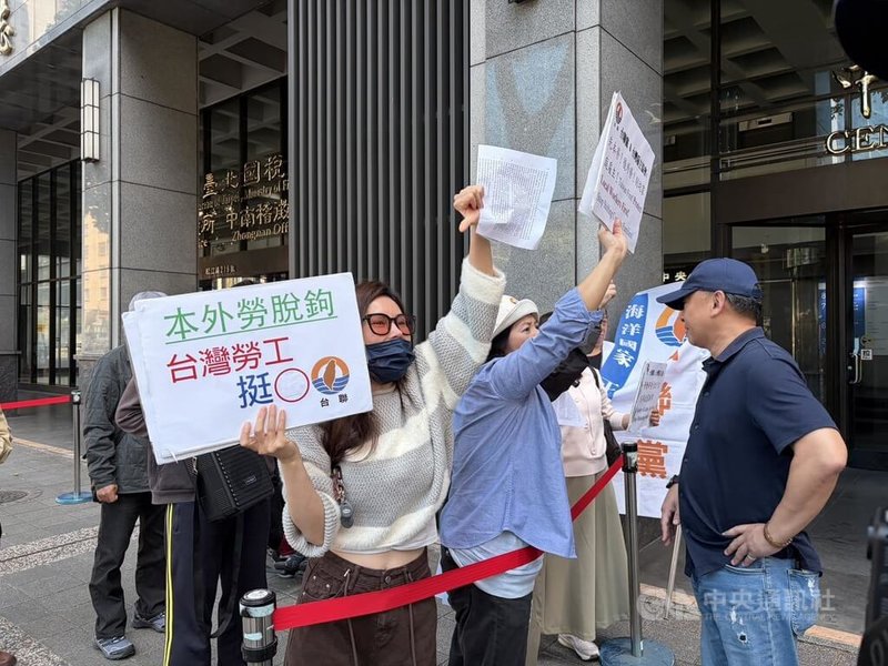 勞工團體18日到勞動部前舉行記者會，要求提高勞退新制雇主提撥率、全體移工納入勞退新制等，代表家事移工雇主的團體台灣失能者家庭暨看護雇主國際協會與台聯黨也於現場召開記者會對峙，直言勞團要求全體移工、含家事移工納入勞退新制並由政府補助弱勢家庭，卻未正視制度成本最終由誰承擔的問題。中央社記者吳欣紜攝　115年3月18日