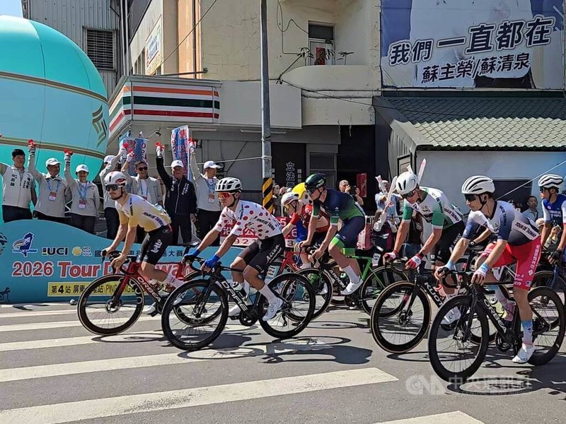 2026年國際自由車環台公路大賽19日來到第4站屏東六堆站，國際選手自高樹鄉公所出發，客委會主委古秀妃（後左3）出席為賽事鳴槍。中央社記者黃郁菁攝　115年3月18日