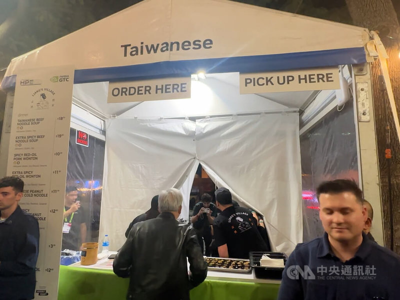 輝達第2度辦GTC夜市，執行長黃仁勳再度造訪，停留台灣小吃店。中央社記者張欣瑜聖荷西攝　115年3月18日