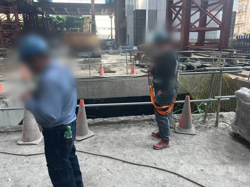台北市南港區一處新建工地18日上午發生工安意外，1名男性工人執行高空作業時，因吊籠鋼索不明原因斷裂，自19樓墜落至地下5樓，當場身亡。（翻攝照片）中央社記者黃麗芸傳真　115年3月18日