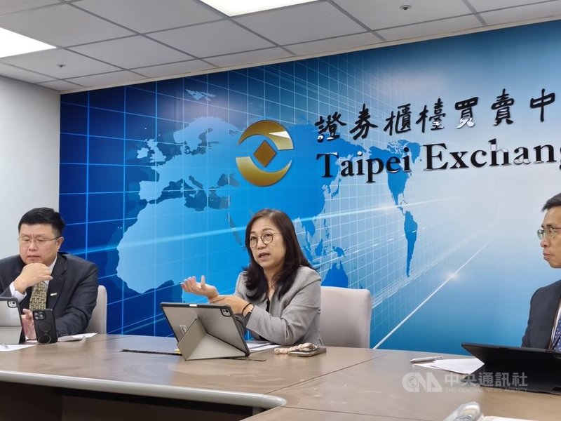 櫃買中心18日舉行例行記者會，由主任秘書林婉蓉（中）主持，她表示，受地緣政治衝突影響，黃金由於具備避險資產特性，因此市場正處於高檔。中央社記者何秀玲攝　115年3月18日