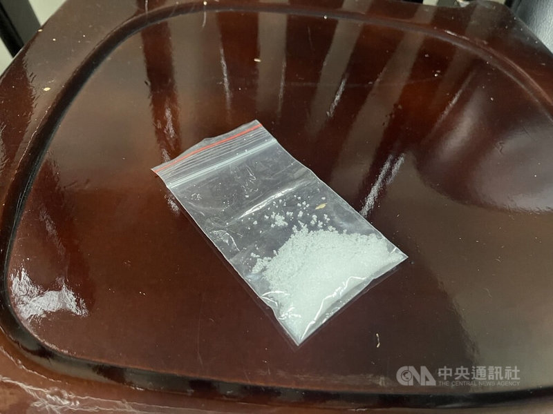 新北市淡水警分局日前破獲一處麻將賭場，在賭客身上　發現裝有白色粉末的夾鏈袋，疑是毒品，賭客則急忙澄清是只是民俗過運盼求財的鹽巴。（翻攝照片）中央社記者王鴻國傳真　115年3月18日