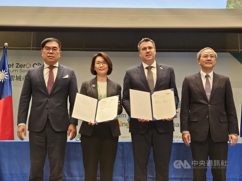碳交所總經理陳脩文（左2）與中美洲銀行永續長卡斯楚（Manfred Kopper Castro）（右2）18日代表雙方簽署合作備忘錄（MOU），將建立雙邊碳市場資訊交流及人才培育機制，環境部長彭啓明（左1）與財政部政務次長阮清華（右1）擔任見證人。中央社記者曾仁凱攝　115年3月18日