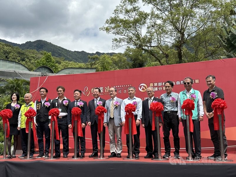 位於花蓮富源國家森林遊樂區內、由天成集團接手經營的飯店18日舉行開幕式，林業及自然保育署副署長張岱（右6）、原民會副主委陳義信（左4）、天成飯店集團董事長張茂松（左6）等出席剪綵。中央社記者李先鳳攝　115年3月18日