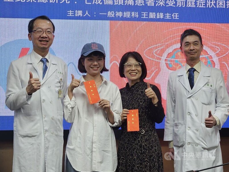 37歲王小姐（左2）長年飽受暈車困擾，連搭捷運、高鐵都崩潰，就醫才知暈車體質與偏頭痛竟是同源問題，所幸在「預防藥物」治療下已有明顯改善。中央社記者陳婕翎攝　115年3月18日