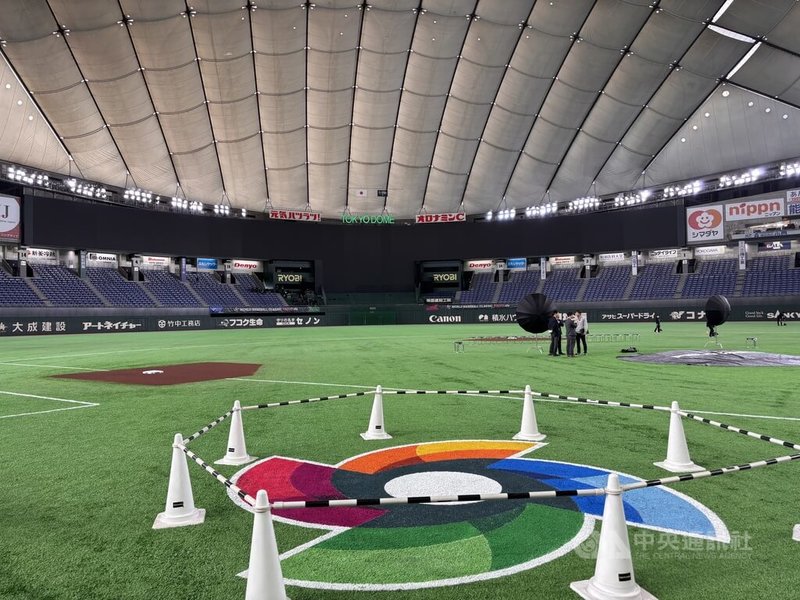日本國家隊「侍JAPAN」本屆世界棒球經典賽（WBC）集結以洛杉磯道奇球星大谷翔平為首的8名美國職棒大聯盟（MLB）球員，被視為史上最豪華陣容，卻在WBC止步8強，創下歷來最差成績，讓不少球迷大呼失望。圖為東京巨蛋球場的經典賽標誌。中央社記者戴雅真東京攝　115年3月18日