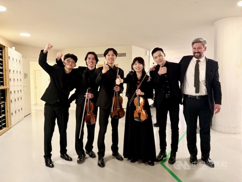 德國青年愛樂樂團歐洲巡演首站於德國時間17日在柏林愛樂廳演出，台灣學子包含小提琴鄧景倫（左起）、林垣凱、謝宗翰、張子婕與大提琴家陳亮瑜等5人也加入，獲樂團行政總監奧洛克（Maximilian von Aulock）讚許。中央社記者趙靜瑜柏林攝  115年3月18日