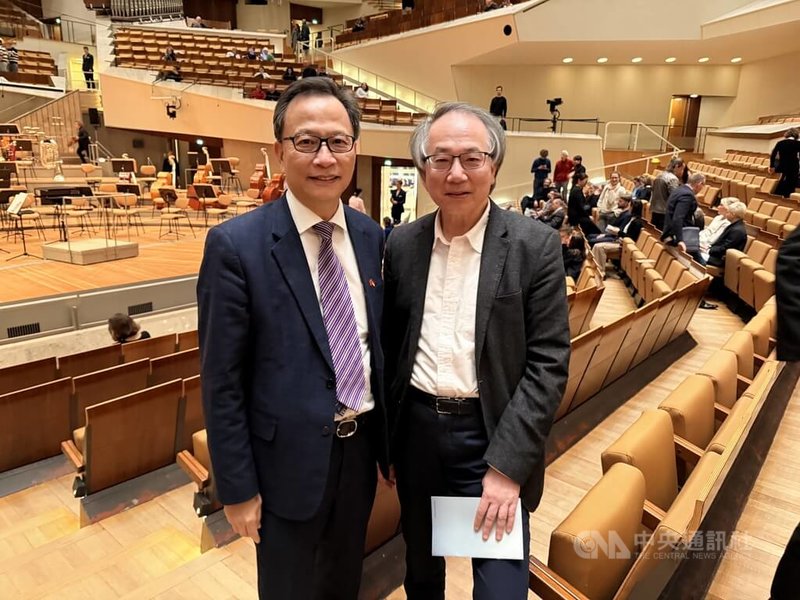 台灣5名音樂學子加入德國青年愛樂樂團歐洲巡演，首站於當地時間17日在柏林愛樂廳演出，駐德代表谷瑞生（左）與指揮家呂紹嘉（右）都到場為5人加油打氣。中央社記者趙靜瑜柏林攝  115年3月18日