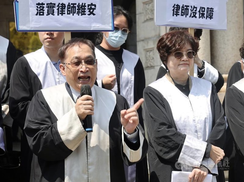 台中地方法院日前發生案件當事人掌摑台中律師公會理事長吳中和事件，全國律師公會與各地律師公會代表18日到司法院大門表達訴求，吳中和（左）發言還原事發經過。中央社記者張皓安攝 115年3月18日