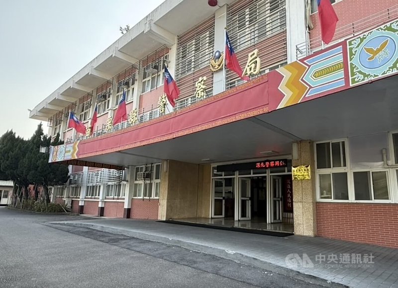 行政院修正「警察人員警勤加給表」調高刑事及勤務繁重加成。苗栗縣警察局18日說，全案已規劃完成並經縣府核定，其中勤務繁重分級列第一級的3個分局刑警，每月最高可望加薪新台幣5820元。圖為苗栗縣警察局外觀。中央社記者管瑞平攝　115年3月18日