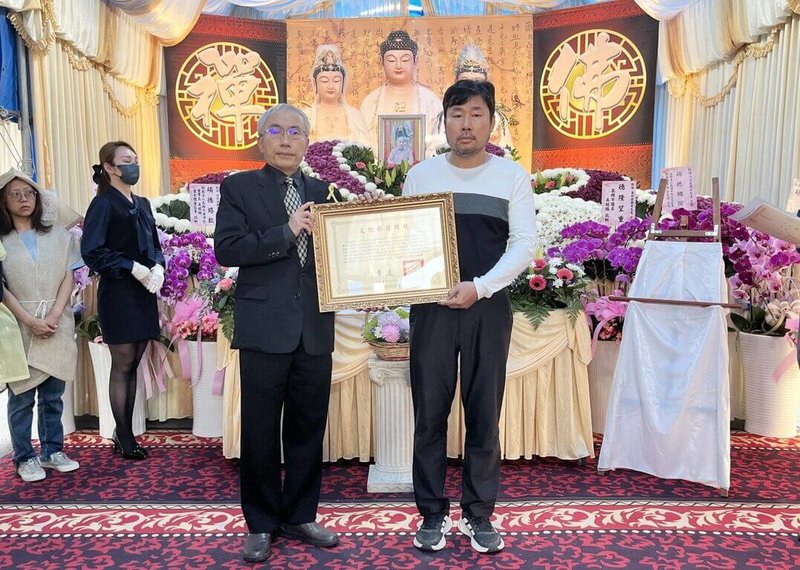 高雄市傳統工藝「傳統彩繪」保存者馮進興7日辭世，享壽83歲。文化部文化資產局長陳濟民（左）代表頒贈文化部旌揚狀，由馮進興兒子馮再宏（右）代表受贈。（文化部文化資產局提供）中央社記者邱祖胤傳真  115年3月18日