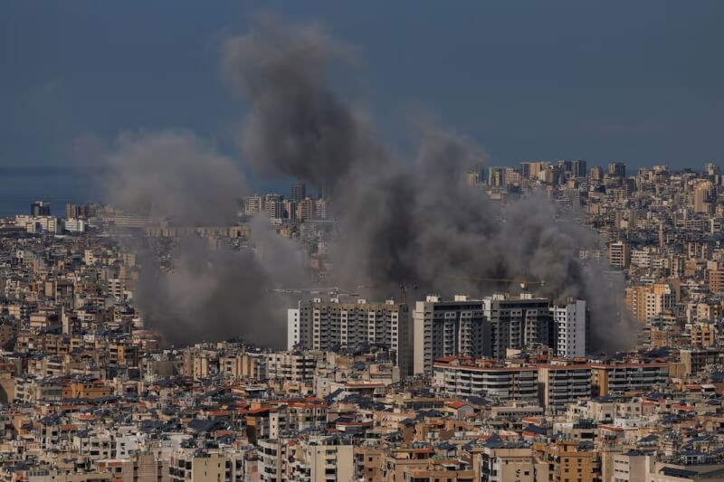 以色列17日鎖定黎巴嫩真主黨火箭發射設施發動空襲。圖為6日黎巴嫩遭攻擊後冒出濃煙。（路透社）