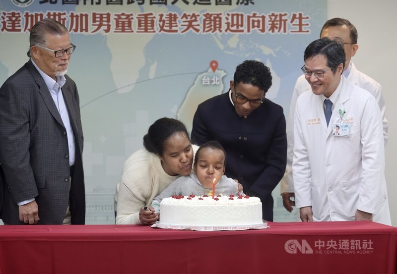 非洲6歲男童Boum（左3）從小受困先天唇顎裂與肢體殘缺，台北醫學大學附設醫院團隊為他擬訂3階段治療計畫，讓他能正常進食、恢復跑跳，院方18日為3月壽星Boum舉辦慶生會，Boum與母親一起吹蠟燭。中央社記者張皓安攝　115年3月18日