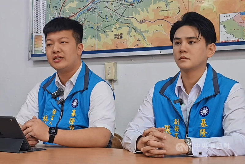 國民黨基隆市黨部發言人林祐德（左）、副發言人張家馨（右），18日出面指基隆市民防大隊童姓大隊長在活動中要求隊員支持他的兒子、議長童子瑋擔任市長，指其行為嚴重逾越職務分際，涉嫌違反行政中立。中央社記者王朝鈺攝　115年3月18日