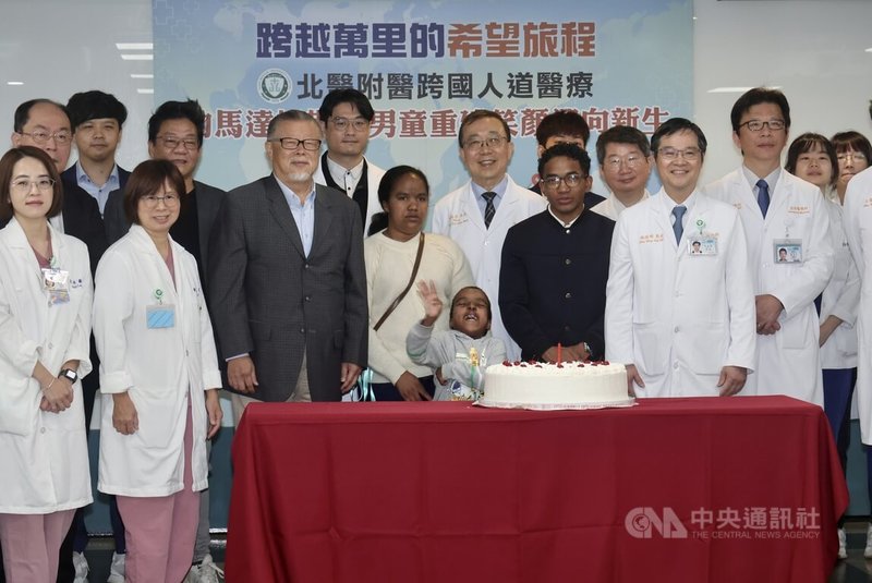 台北醫學大學附設醫院攜手台灣路竹會協助非洲馬達加斯加6歲男童Boum（前中）來台接受治療，院方18日為3月壽星Boum舉辦慶生會，曾參與治療的各科團隊齊聚一堂為他慶生。中央社記者張皓安攝　115年3月18日
