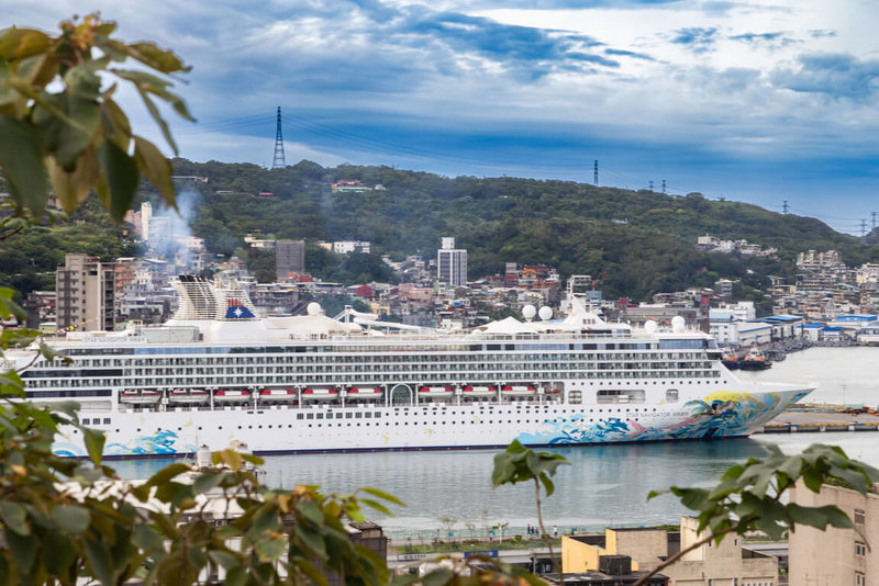 受中東地緣政治影響，燃油價格上漲，麗星郵輪20日起徵收燃油附加費，從基隆出發的「探索星號」（圖）航次，每人每晚徵收600元。麗星郵輪同步推出多項航程優惠與加值方案，降低旅客負擔。（麗星郵輪提供）中央社記者王朝鈺傳真 115年3月18日
