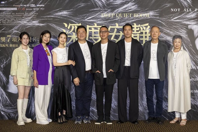 電影「深度安靜」18日舉行首映會，演員蔡亘晏（左起）、丁寧、林依晨、監製瞿友寧、導演沈可尚、演員張孝全、金士傑、陳季霞出席並分享演繹角色的心情。（風起娛樂提供）中央社記者王心妤傳真　115年3月18日