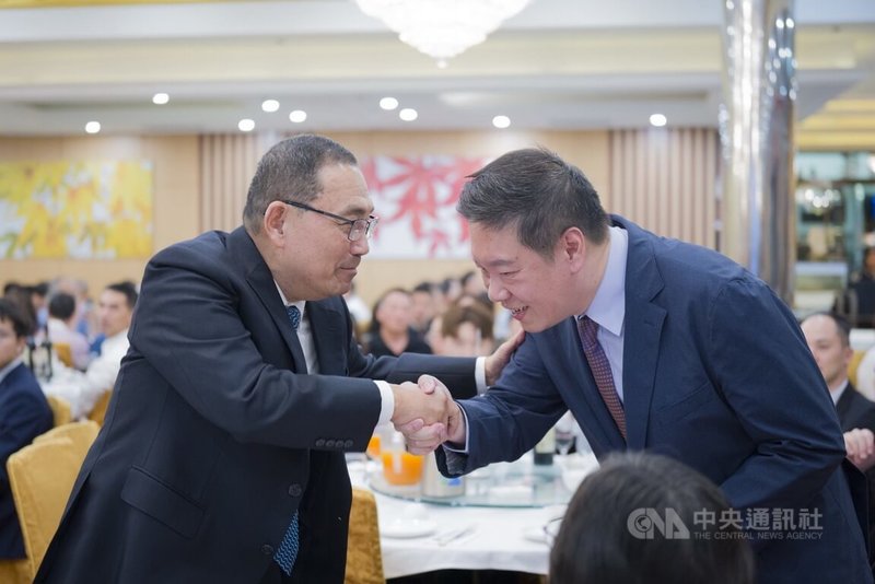 新北市長侯友宜（左）率團赴澳洲進行市政考察，參加布里斯本僑界晚宴，台裔布里斯本市議會副議長黃文毅（右）也到場接待致意。（翻攝畫面）中央社記者黃旭昇傳真　115年3月18日