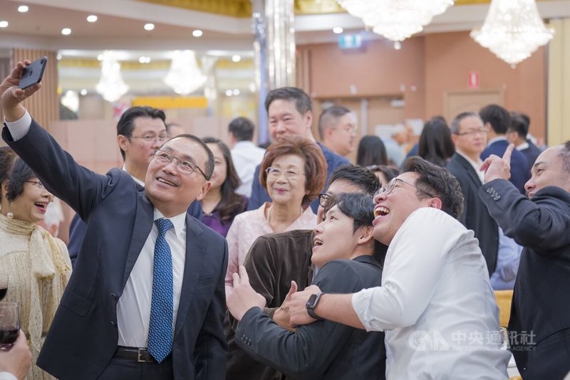 新北市長侯友宜（前左）16日起至26日率團出訪澳洲，走訪布里斯本等城市，17日晚間並參與當地僑界晚宴，深受僑胞歡迎。（翻攝畫面）中央社記者黃旭昇傳真　115年3月18日