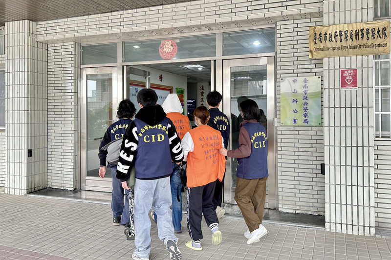 台南市警方針對去年10月破獲的毒品案向上溯源，18日宣布破獲沈姓女子（前排中）與鄭姓男友（後排中）涉嫌販毒案，將2人帶回偵辦。（警方提供）中央社記者楊思瑞台南傳真 115年3月18日