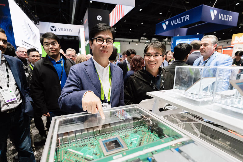 高雄市長陳其邁（前左）二度受邀赴美參加輝達GTC大會，除了出席黃仁勳主題演講外，也率隊參訪GTC大會展區，與多家高雄重要合作夥伴交流。（高雄市政府提供）中央社記者林巧璉傳真　115年3月18日