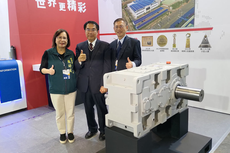 2026台南橡塑膠工業展18日起至21日在大台南會展中心展出，台南市長黃偉哲（中）在開幕首日到場參觀。（台南市政府提供）中央社記者楊思瑞傳真　115年3月18日