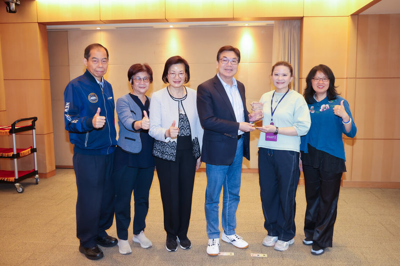 新北市家庭暴力暨性侵害防治中心獲衛福部「社安網卓越獎」肯定，社會局長李美珍（左3）、家防中心主任許芝綺（右）、社工員楊純惠（右2），18日在市政會議中獻獎給副市長劉和然（右3）。（新北市新聞局提供）中央社記者黃旭昇傳真　115年3月18日