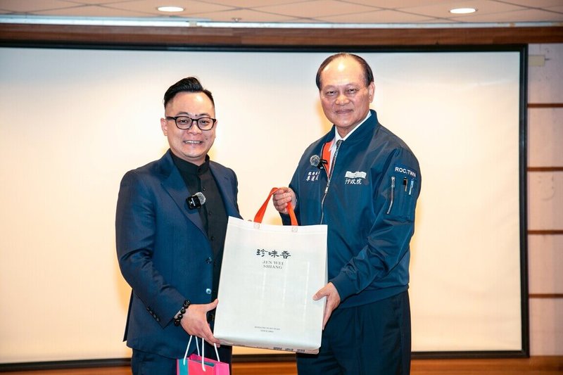 行政院政務委員季連成（右）18日受邀前往基隆市議會演講，分享花蓮縣光復鄉救災經驗，基隆議長童子瑋（左）致贈在地伴手禮給季連成。（基隆市議會提供）中央社記者王朝鈺傳真 115年3月18日