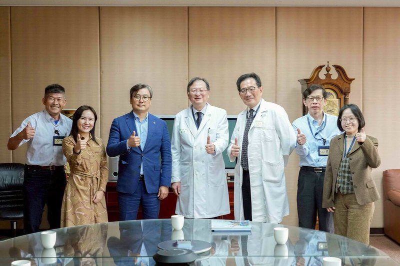 「醫療器材援助平台計畫（GMISS）」為衛福部長期支持的重要外交援助計畫，委託台大醫院醫學工程部執行，台大醫院18日舉辦計畫成果分享暨蒙古國救護車捐贈儀式。（台大醫院提供）中央社記者沈佩瑤傳真　115年3月18日