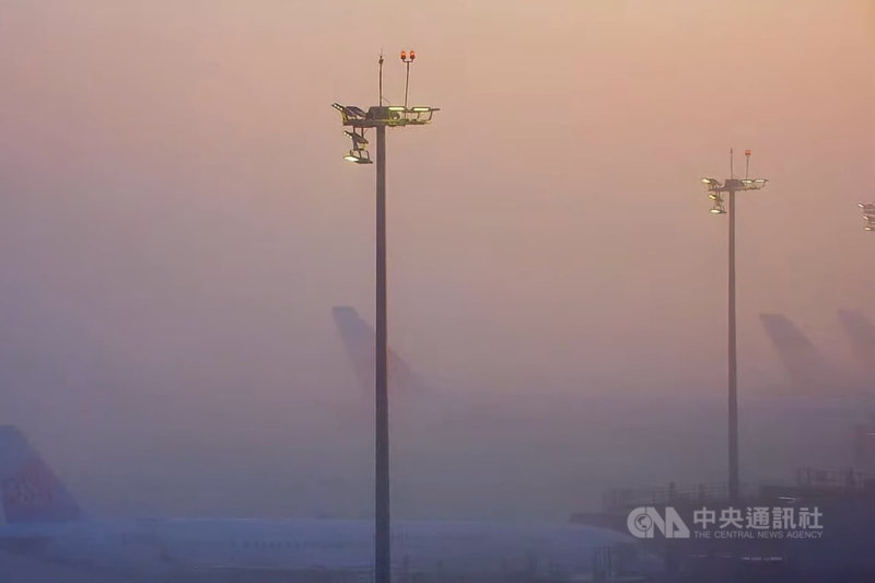 桃園國際機場公司18日表示，受清晨霧與雲高較低的天氣影響，機場能見度較低，雖航機仍可使用助導航裝備正常起降，截至上午11時止，共3航班轉降高雄，目前都已返回桃機。（翻攝自桃園機場即時影像）中央社記者吳睿騏桃園機場傳真　115年3月18日