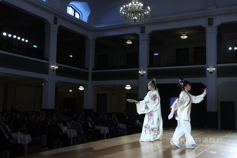 2026台北市傳統藝術季18日在台北中山堂舉行開幕記者會，榮興客家採茶劇團帶來客家戲「榜上春風」選段，以客語呈現男女互唱山歌傳情擇偶的情境。中央社記者趙世勳攝　115年3月18日