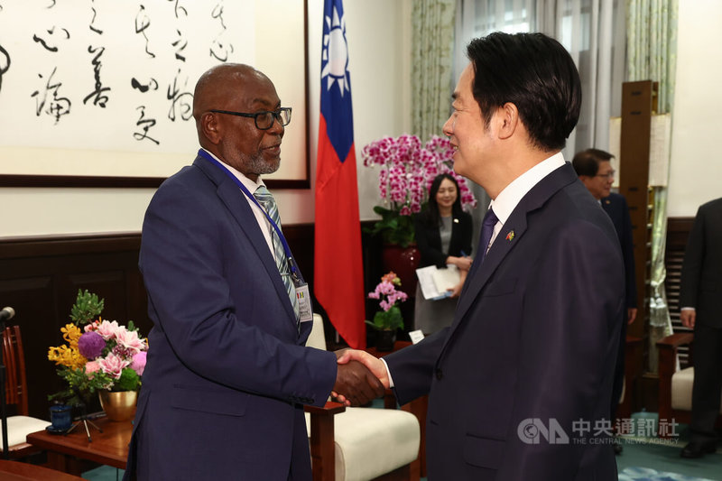 總統賴清德（前右）18日下午在總統府接見聖文森及格瑞那丁副總理暨國家安全、災害管理及移民部長李柯克（Hon. St. Clair Leacock，另譯：李考克）（前左），雙方握手致意。中央社記者王騰毅攝　115年3月18日