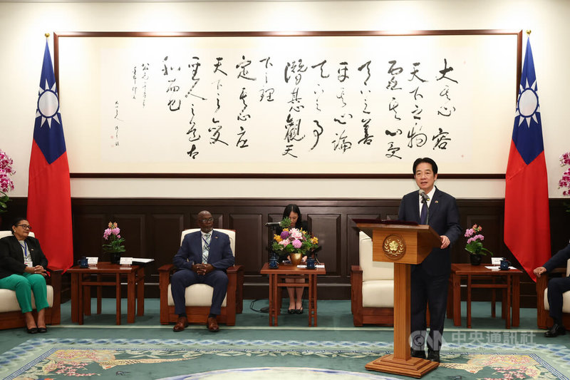 總統賴清德（右）18日在總統府接見聖文森及格瑞那丁副總理暨國家安全、災害管理及移民部長李柯克（Hon. St. Clair Leacock，另譯：李考克）（左2）所率訪團，賴總統致詞表達歡迎，也預祝此行順利圓滿。中央社記者王騰毅攝  115年3月18日