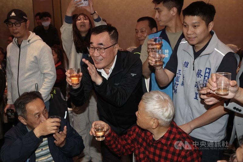 國民黨新北市長參選人李四川（中）18日晚間到蘆洲區出席三重區里長聯誼會新春聯誼餐會，逐桌和與會里長們互動致意。中央社記者吳家昇攝　115年3月18日