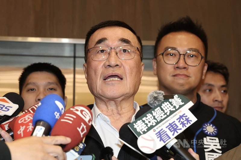 國民黨新北市長參選人李四川（中）18日晚間出席新北市三重區里長聯誼會新春聯誼餐會，會前受訪針對地方選舉藍白合作議題表示，相關決策皆尊重黨部協調結果，會配合整體規畫。中央社記者吳家昇攝　115年3月18日