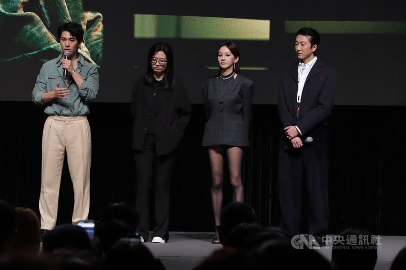 台灣文策院18日在香港國際影視展（FILMART）舉行「星光發布會」，推介台灣影視作品，圖為參加發布會的電影「郵票與舒芙蕾」導演鄭芬芬（圖左2）和演員張懷秋（圖右起）、陳意涵和林子閎。中央社記者張謙香港攝　115年3月18日