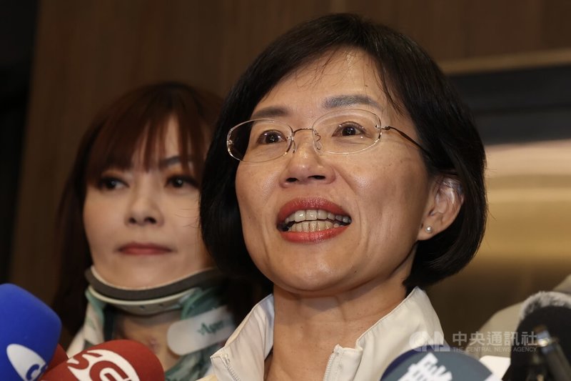 民進黨新北市長參選人蘇巧慧（前）18日晚間出席三重區里長聯誼會新春聯誼餐會，受訪時指出，這段期間她勤跑基層，無論大小活動都盡量親自參與，目的就是蒐集第一線意見，持續傾聽民間聲音。中央社記者吳家昇攝　115年3月18日