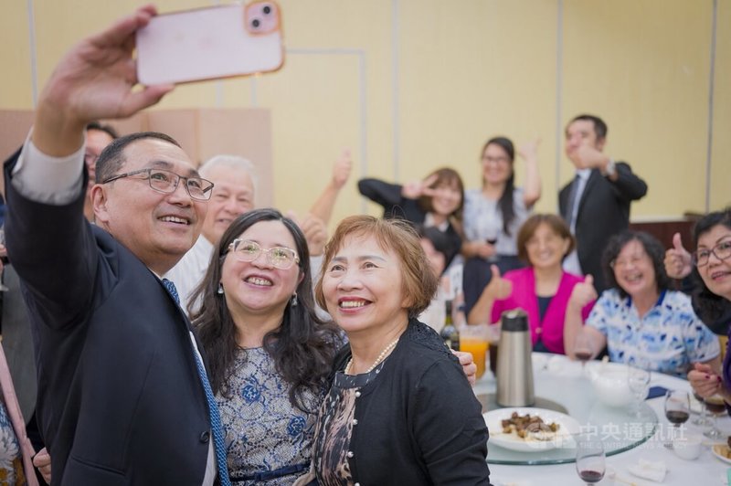 新北市長侯友宜（前左）率團前往澳洲展開市政考察，17日在布里斯本參加僑界晚宴，與僑胞一起自拍合影，互動熱絡。（翻攝畫面）中央社記者黃旭昇傳真　115年3月18日