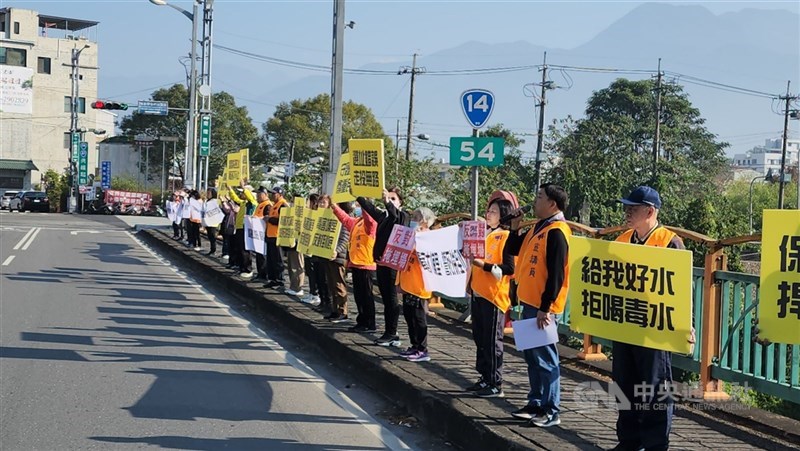 南投縣埔里鎮民先前辦理快閃舉牌及拉白布條行動，表達反對廢棄物掩埋場決心。（中央社檔案照片）