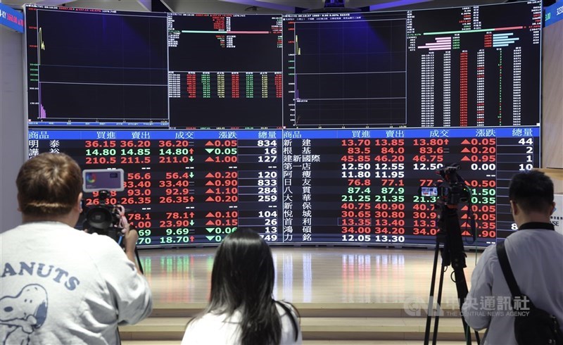 目前投資人新開立證券戶時，選擇申請數位存摺的比例已穩定超過9成，帶動「集保e手掌握」App用戶數近日突破700萬戶大關。（中央社檔案照片）