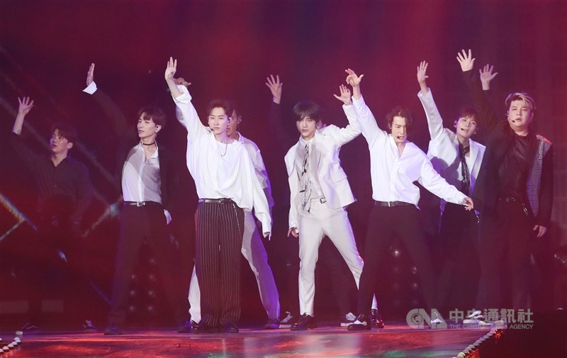 聯卡中心表示，2025年11月韓團Super Junior在台北大巨蛋舉辦演唱會期間，國外旅客住宿與餐飲消費金額成長近2成。圖為2019年KKBOX風雲榜頒獎典禮在台北小巨蛋舉行，Super Junior參與演出。（中央社檔案照片）